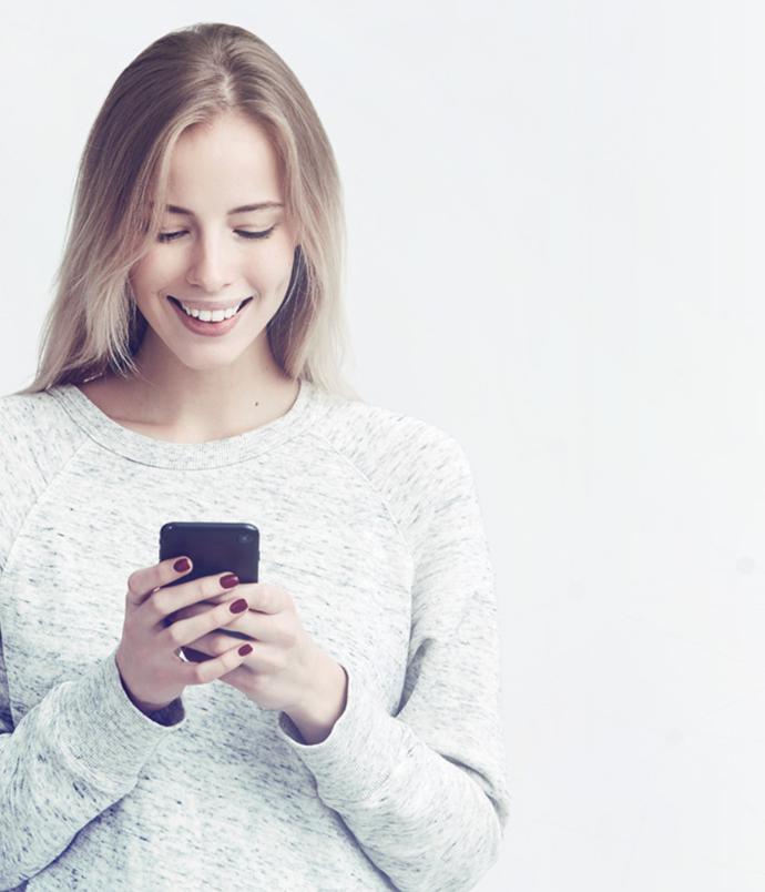 Une professionnelle consulte un SMS reçu sur son téléphone